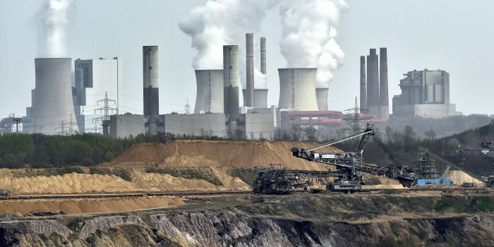 Угольная шахта и электростанция Гарцвейлер недалеко от города Гревенброх в Западной Германии. Фото Martin Meissner/AP