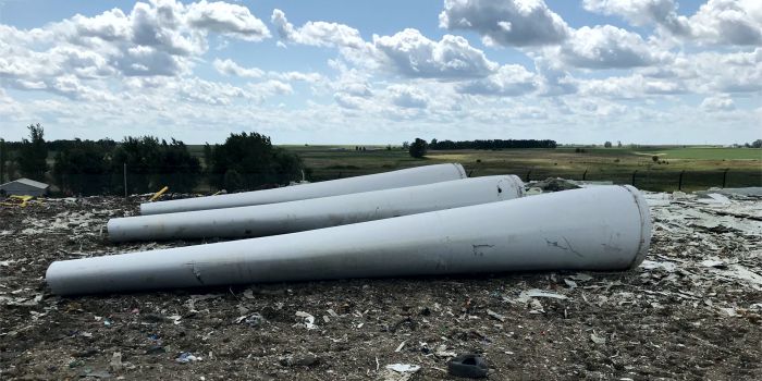 Фото: Десятки старых лопастей ветряных турбин электростанции Айовы, выброшенных на свалку в Су-Фолс. www.argusleader.com