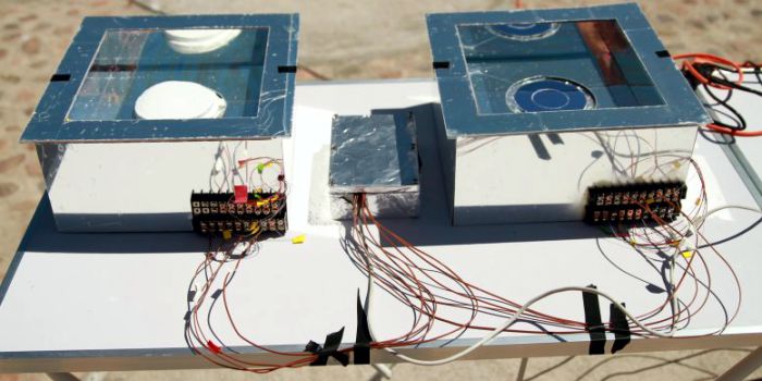 Фото: В полевых испытаниях производительность устройства радиационного охлаждения измерялась при ярком солнечном свете, как с изоляционным материалом (слева), так и без него (справа). Изображение принадлежит исследователям MIT
