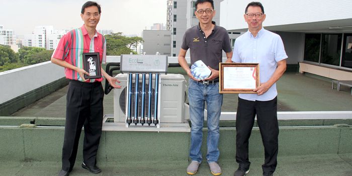 Слева направо: доцент Эрнест Чуа Киан Джон, г-н Колин Чиа (Ecoline Solar) и г-н Лиам Кок Аенг (Ecoline Solar) демонстрируют свою гибридную солнечно-тепловую технологию кондиционирования воздуха. NUS