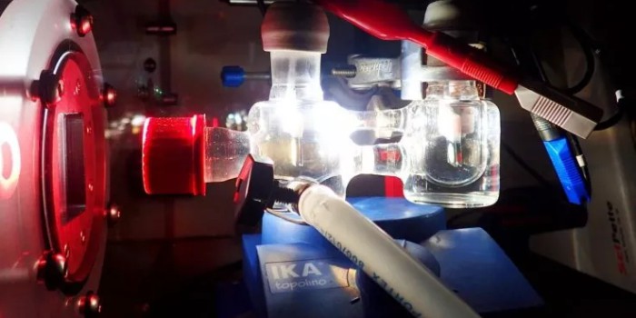 Экспериментальная двухэлектродная установка, в которой происходит имитация освещения фотоэлектрохимической ячейки солнечным светом. KATARZYNA SOKÓL