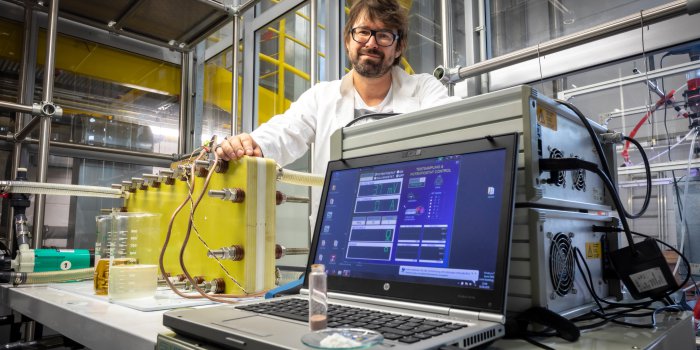Исследователь из TU Graz Стефан Спирк нашел способ заменить ванилином жидкие электролиты в проточных окислительно-восстановительных батареях. © Lunghammer - TU Graz