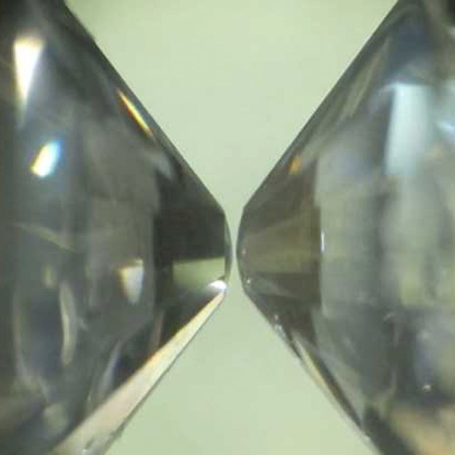 Алмазные наконечники, размер которых равен приблизительно 0,1 мм