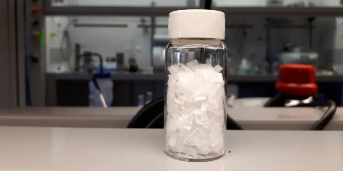 Чтобы разложить исходные материалы, такие как измельченные пластиковые бутылки, на более мелкие молекулы углерода, и затем произвести реактивное или дизельное топливо, или смазочные материалы, исследователи используют процесс, называемый гидрокрекингом. University of Delaware